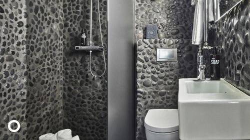 雷克雅未克Thingholt Hotel Apartments from Center Hotels的浴室配有卫生间、盥洗盆和淋浴。