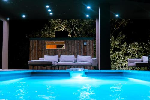 石垣岛Villa El Cielo Ishigaki的紫色家具的房间内的游泳池