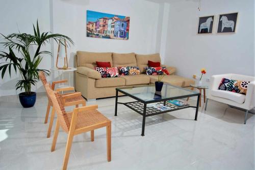 拉达祖尔Bonita vivienda con vistas al mar playaWIFI的客厅配有沙发和桌椅