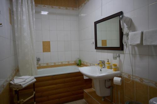 卡拉科尔阿尔戈旅馆的浴室配有盥洗盆和浴缸。