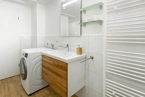 盖林根am Hochrhein Desko的白色的浴室设有洗衣机和水槽。