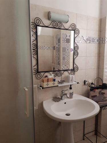 罗马索格娜圣彼得度假屋的一间带水槽和镜子的浴室