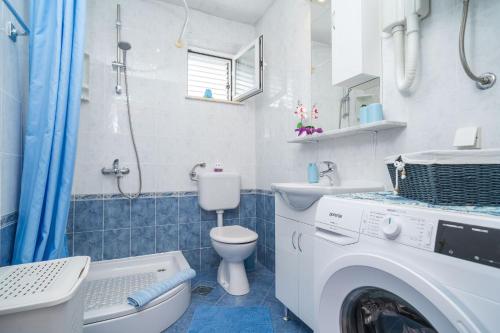 斯拉诺House Planika的一间带洗衣机和水槽的浴室
