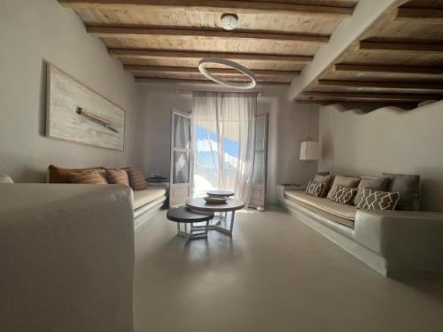 埃利亚海滩VILLA 11.7的客厅配有沙发和桌子
