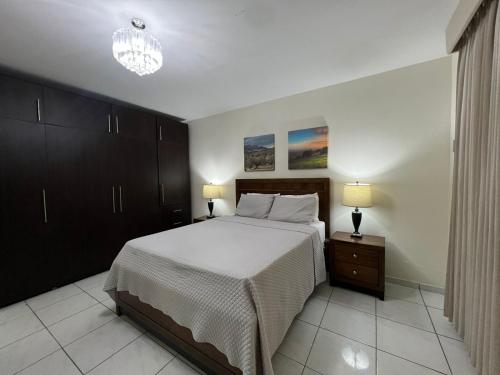 圣萨尔瓦多Hotel Casa Pamplona的一间卧室配有一张大床和两盏灯。