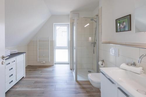 胡苏姆Vis à vis zum Schloss的白色的浴室设有卫生间和水槽。
