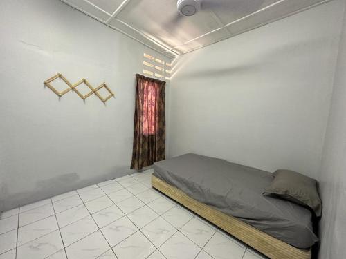丰盛港Warisan Homestay B的一间带床的卧室,位于带窗户的房间内