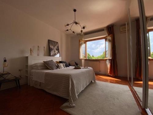 普拉托Rosymarty Apartment-vicino Firenze的一间卧室设有一张床和一个大窗户