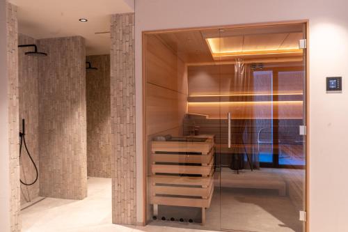 卡奇山口HERBERT - Boutique Apartments inkl Lungau Card的一间带水槽和镜子的浴室