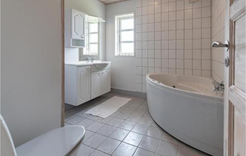 斯劳厄尔瑟Gorgeous Home In Slagelse With Wifi的白色的浴室设有浴缸和水槽。