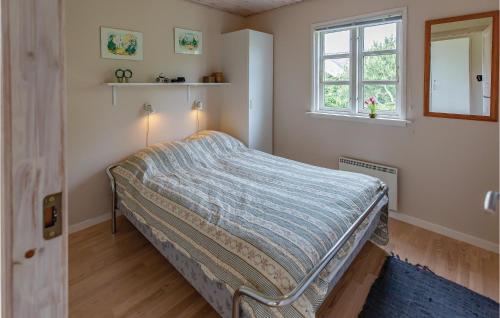斯劳厄尔瑟Gorgeous Home In Slagelse With Wifi的一间带床的卧室,位于带窗户的房间内