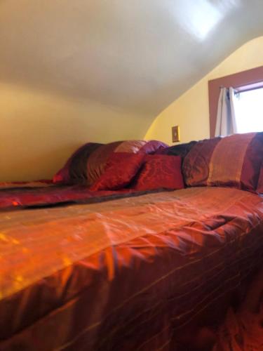 伍德斯托克chezbevet的卧室里的橙色床罩