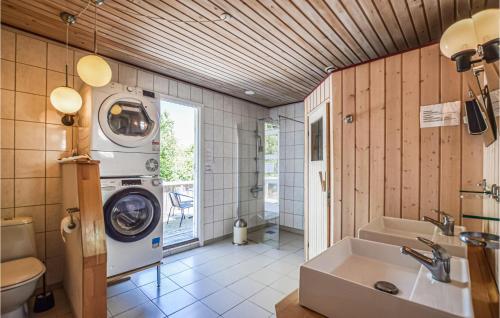 比戈Beautiful Home In Vig With 4 Bedrooms, Sauna And Wifi的一间带洗衣机和水槽的浴室