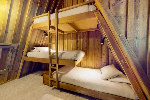 RhododendronHildas Briarwood Escape的小木屋内的两张双层床