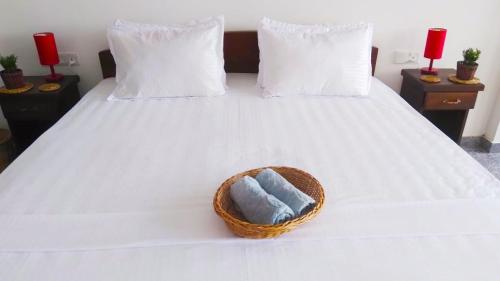 锡吉里亚WILD FORTRESS HOTEL Sigiriya的床上一篮毛巾