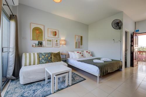 查汶查汶公寓的客厅配有床和沙发