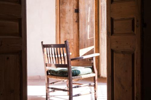 帕劳·萨巴尔德拉Ca la Merce Batista的木摇椅和枕头