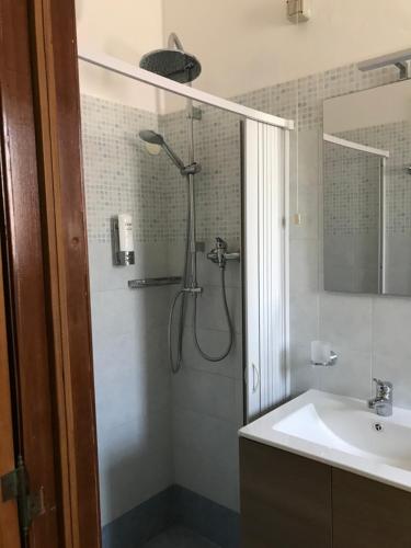 玛丽娜迪曼卡维萨阿尔伯格欧洲酒店的带淋浴和盥洗盆的浴室