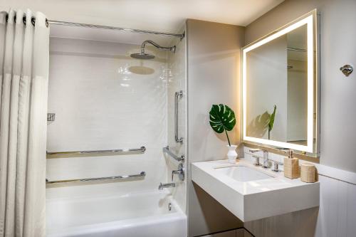 大洋城Ashore Resort & Beach Club的白色的浴室设有水槽和镜子