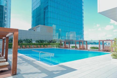 Slave IslandBrand new Water Front Luxury Cinnamon Suites Apartment in heart of Colombo City的建筑物屋顶上的游泳池