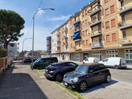 博洛尼亚La Ca' Pezzana Affittaly Apartments的停在大楼前的一组汽车