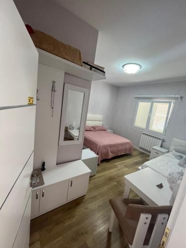 培拉特Bujtina cela的一间卧室配有一张床、镜子和一张桌子