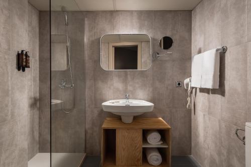 罗列特海岸阿莱格里亚费奈斯玛尔酒店的一间带水槽和玻璃淋浴的浴室