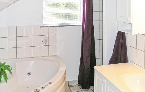 Kare3 Bedroom Beautiful Home In rsted的白色的浴室设有浴缸和窗户。