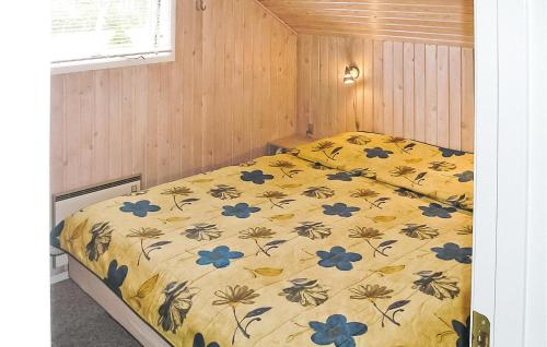 Kare3 Bedroom Beautiful Home In rsted的一间卧室,床上摆放着蓝色鲜花
