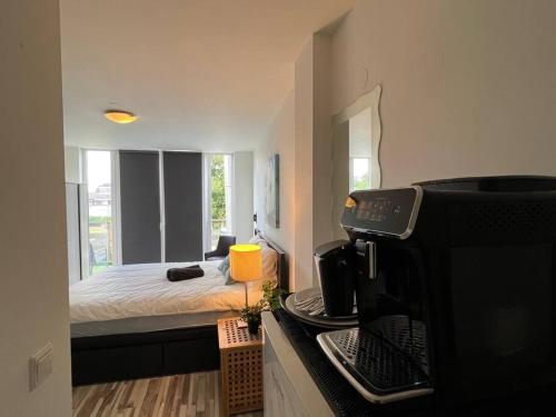 埃因霍温Room 101 - Eindhoven的一间卧室配有一张床和一张带微波炉的书桌