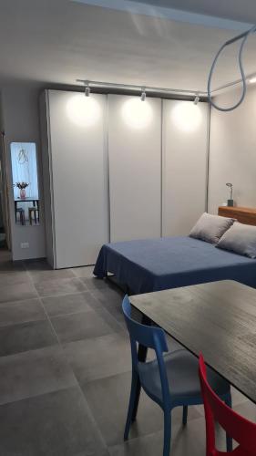 葛伦坦马勒Appartamentino In Piazza的一间客房配有两张床和一张桌椅