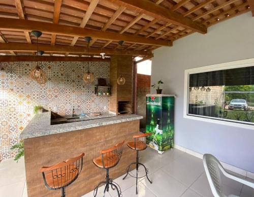 普拉杜casa para alugar em Prado bahia.的厨房设有鱼缸和酒吧