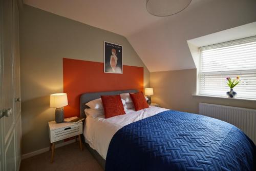 FairburnFairburn - DayDream Stays, luxury accomodation for holidays and contractors的一间卧室配有一张带橙色床头板的床
