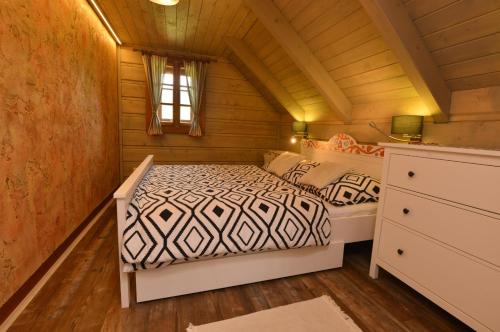 兹蒂尔Chalupa Daniel的一间小卧室,配有床和窗户
