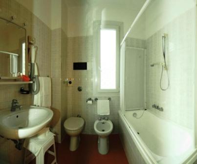 利尼亚诺萨比亚多罗阿尔卡瓦里诺比安克旅馆的浴室配有盥洗盆、卫生间和浴缸。