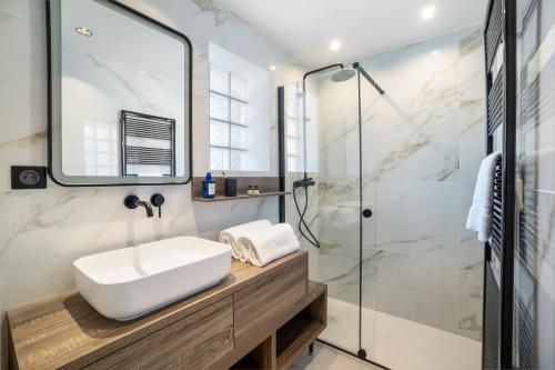 戈尔夫瑞昂伊甸园艾苏尔公寓式酒店的一间带水槽和淋浴的浴室