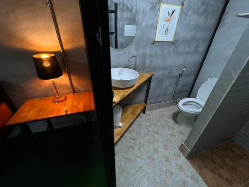 春蓬เป่าฟู่เฮ้าส์ Bao Fu's House的一间带水槽和卫生间的浴室