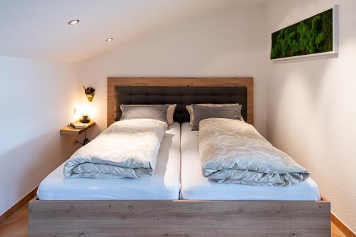 费尔德伯格Schwarzwaldhimmel的一间卧室配有两张带木制床头板的床