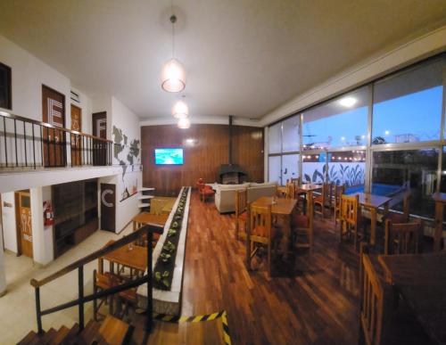 萨尔塔Pachá Hostel Backpack的一间带桌椅的餐厅和一间客厅