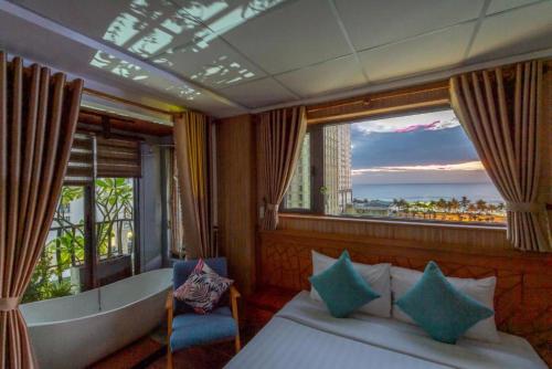 岘港Taian Hotel & Apartment的一间卧室设有一张床和一个大窗户