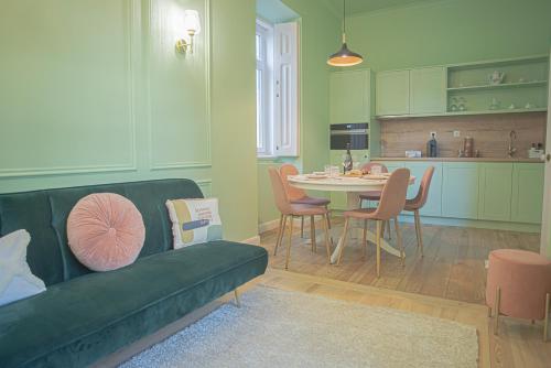塞图巴尔Setubal History - By Y Concept的客厅配有沙发和桌椅