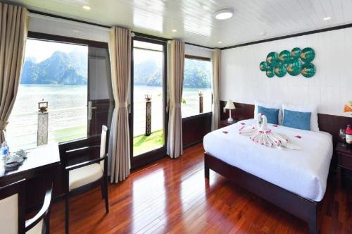 下龙湾Halong Sapphire Cruises的一间卧室设有一张大床和一个大窗户
