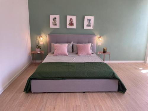 卡利亚里Sunset 221 Cagliari的卧室配有一张带粉红色枕头的大床