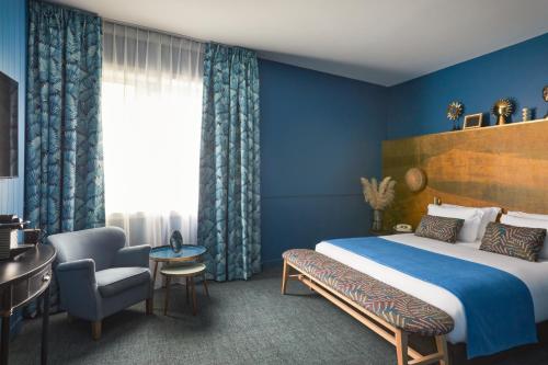 波尔多波尔多市中心美居别墅酒店的配有一张床和一把椅子的酒店客房
