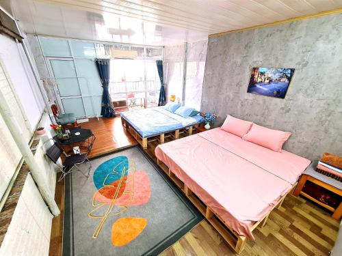 河内H2 homestay phố cổ check in tự động的小房间设有两张床和一张桌子