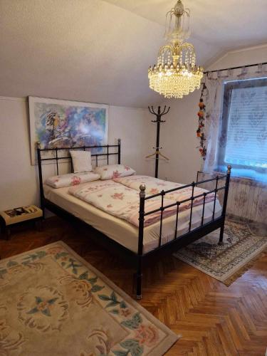 GračanicaApartment Kula的一间卧室配有一张床和一个吊灯