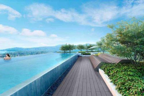 他朗2 br Laguna, SkyPark, Bang Tao的享有水景的游泳池
