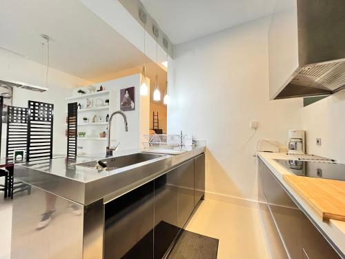 马德里Exclusivo Piso Madrid Mendizabal的厨房配有不锈钢水槽和台面