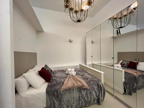 马德里Exclusivo Piso Madrid Mendizabal的一间卧室配有一张床和镜子