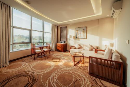 艾卜哈فندق إيفا إن的客厅配有沙发和桌子
